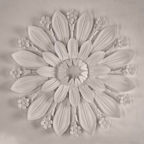 The CR43 Ceiling Rose is a exquisitely detailed ceiling rose featuring 48 separate floral pieces. A large flat plain leaf alternates with a daisy flower and stem to the outer edge, then overlapped with the second row of smaller flat leaves, and all finish
